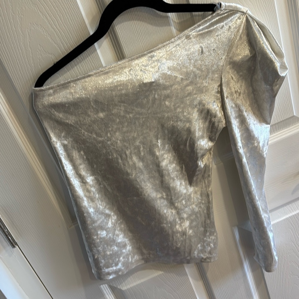 Bisou Bisou top off shoulder sz S small satin​​​